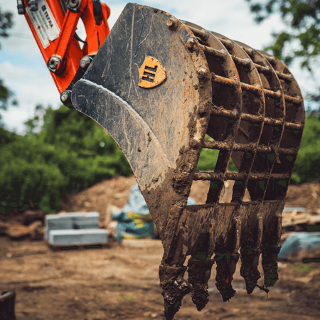 Hardlife Riddle Bucket in action