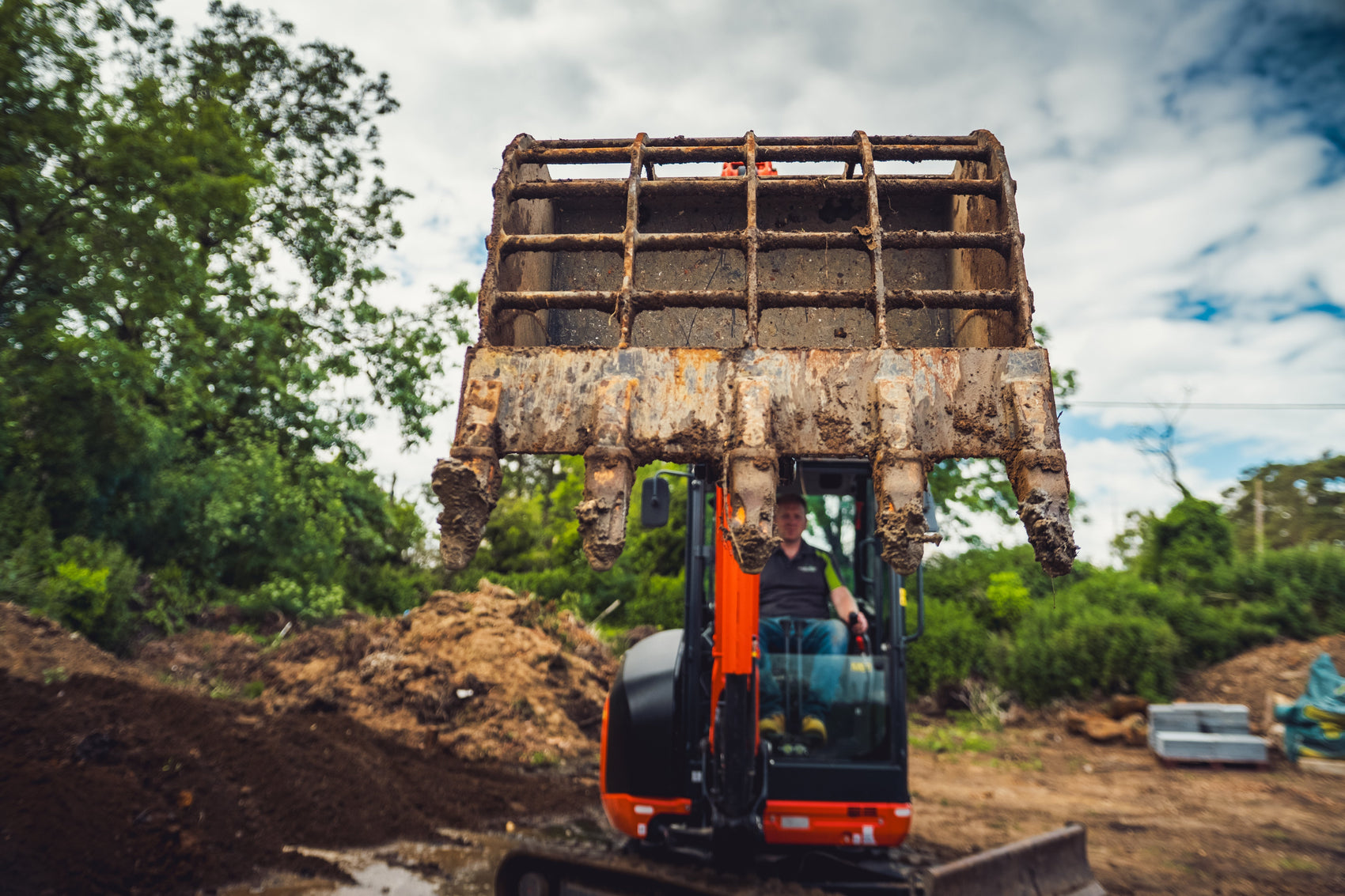 When Should You Use a Riddle Bucket? A Practical Guide for Excavator Operators